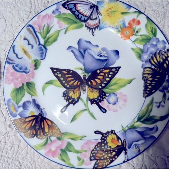 ✨🦋American Atelier🦋 Collective Vintage Porcelain Butterfly Plates Set of 4 - Picture 2 of 7
